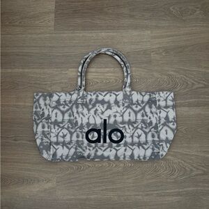 Alo Yoga Tie‑Dye Shopper Tote – Grey/White, Lightweight Carryall